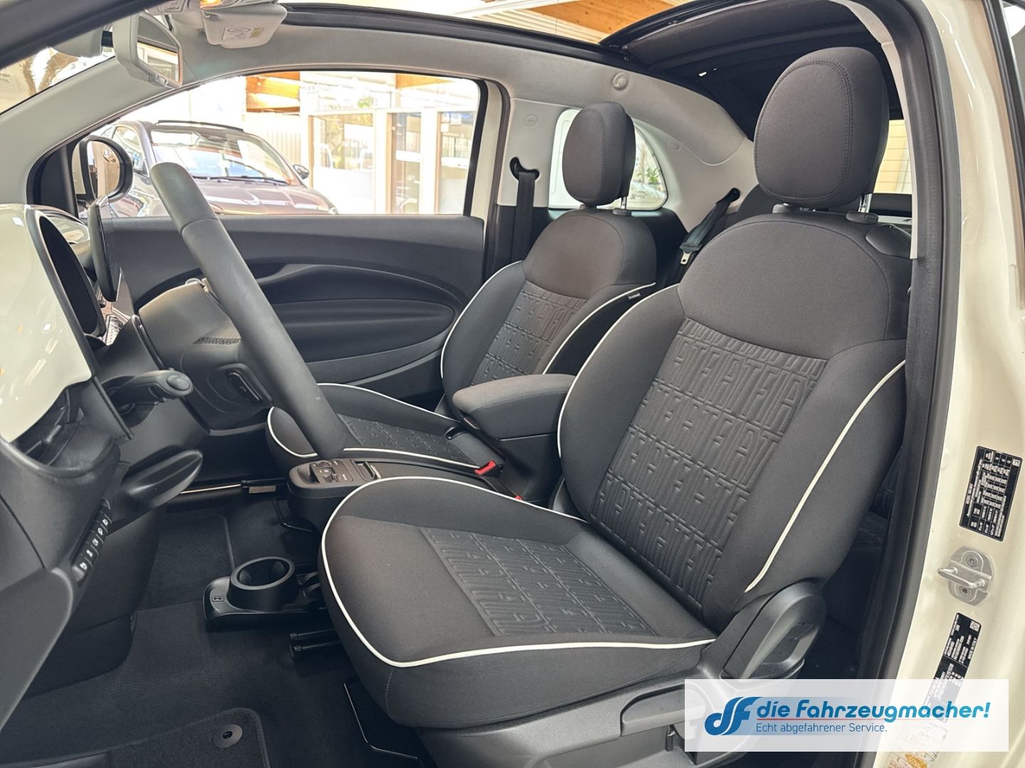 Fahrzeugabbildung Fiat 500 e Apple CarPlay Android Auto Klimaautom Fah