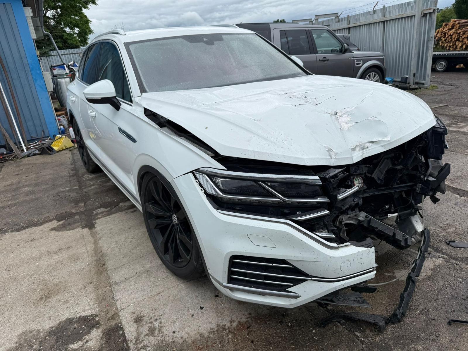 Volkswagen Touareg 3.0 V6 TDI SCR motor start airbag OK!!!