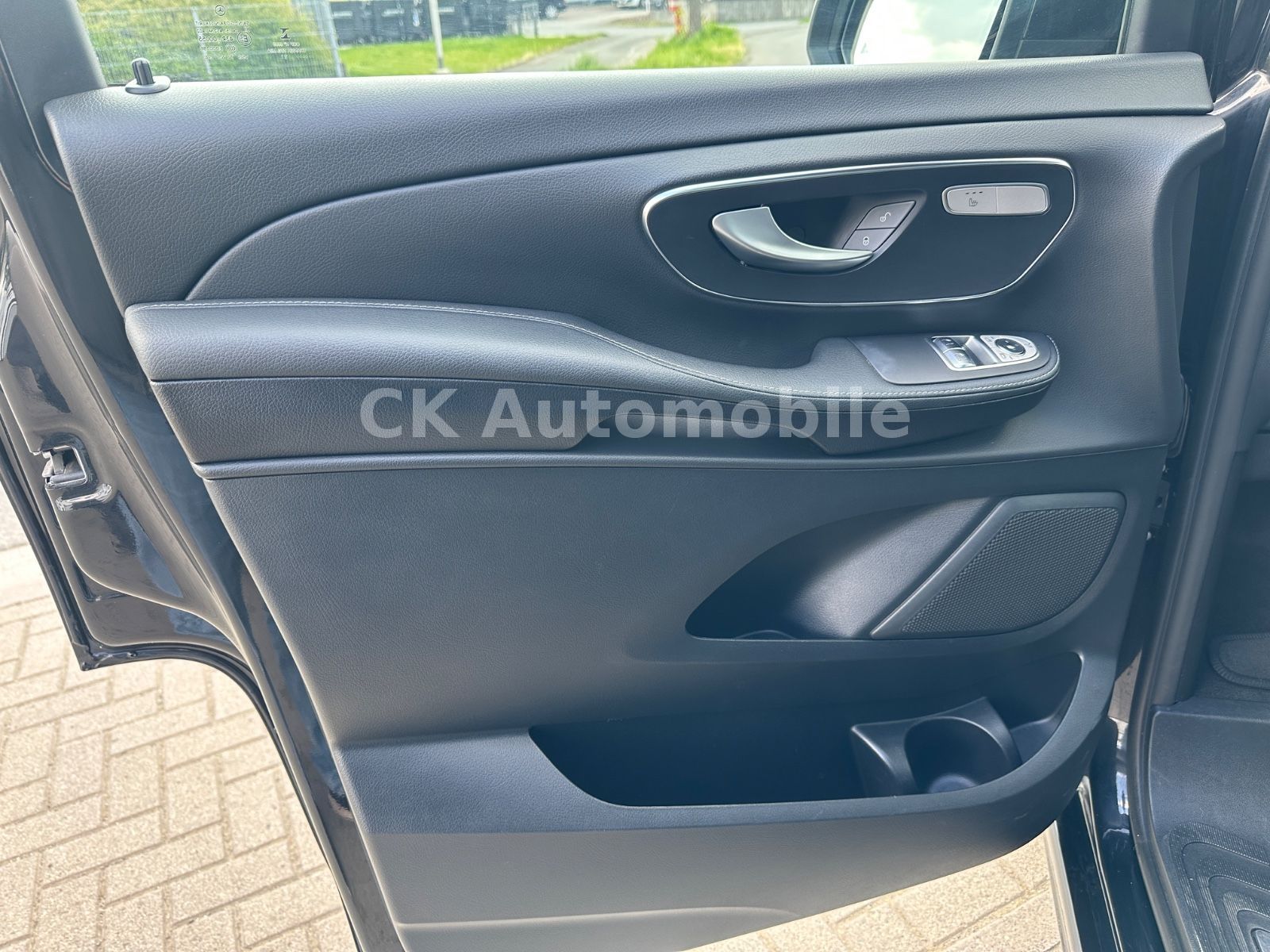 Fahrzeugabbildung Mercedes-Benz V 300d 4 Matic AVANTGARDE AMG-Line/6 Sitze/Pano