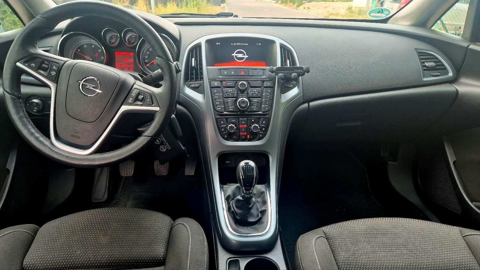 Opel Astra 2015 — photo 10