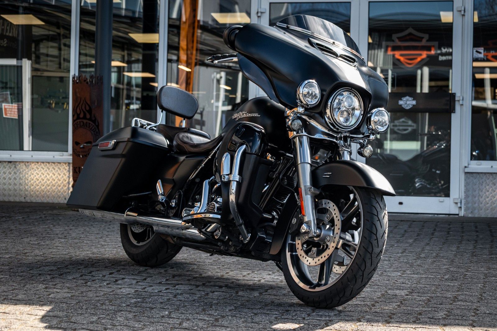 Fahrzeugabbildung Harley-Davidson Street Glide FLHX - JEKILL & HYDE -