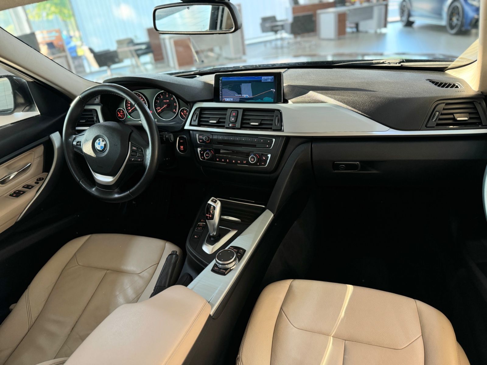 Fahrzeugabbildung BMW 320d Modern Line Panorama Kamera HUD Komfort