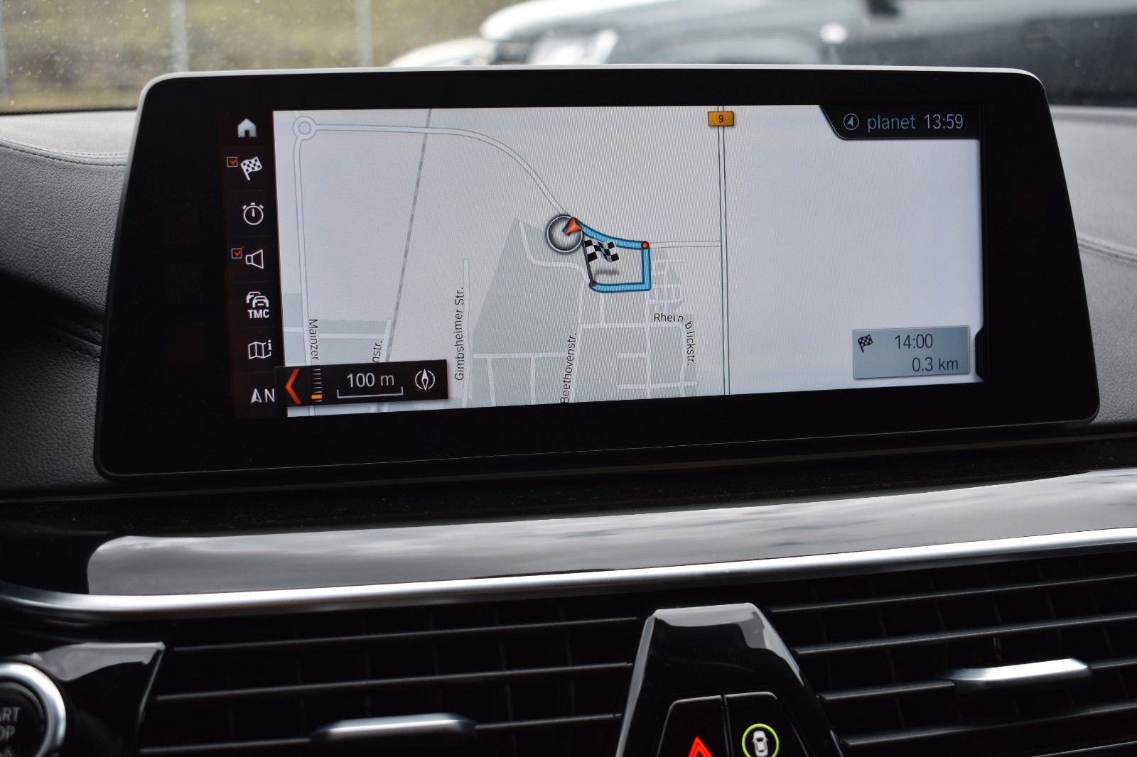 Fahrzeugabbildung BMW M550i Limo xDrive Night Vision HUD 360°  1 Hand