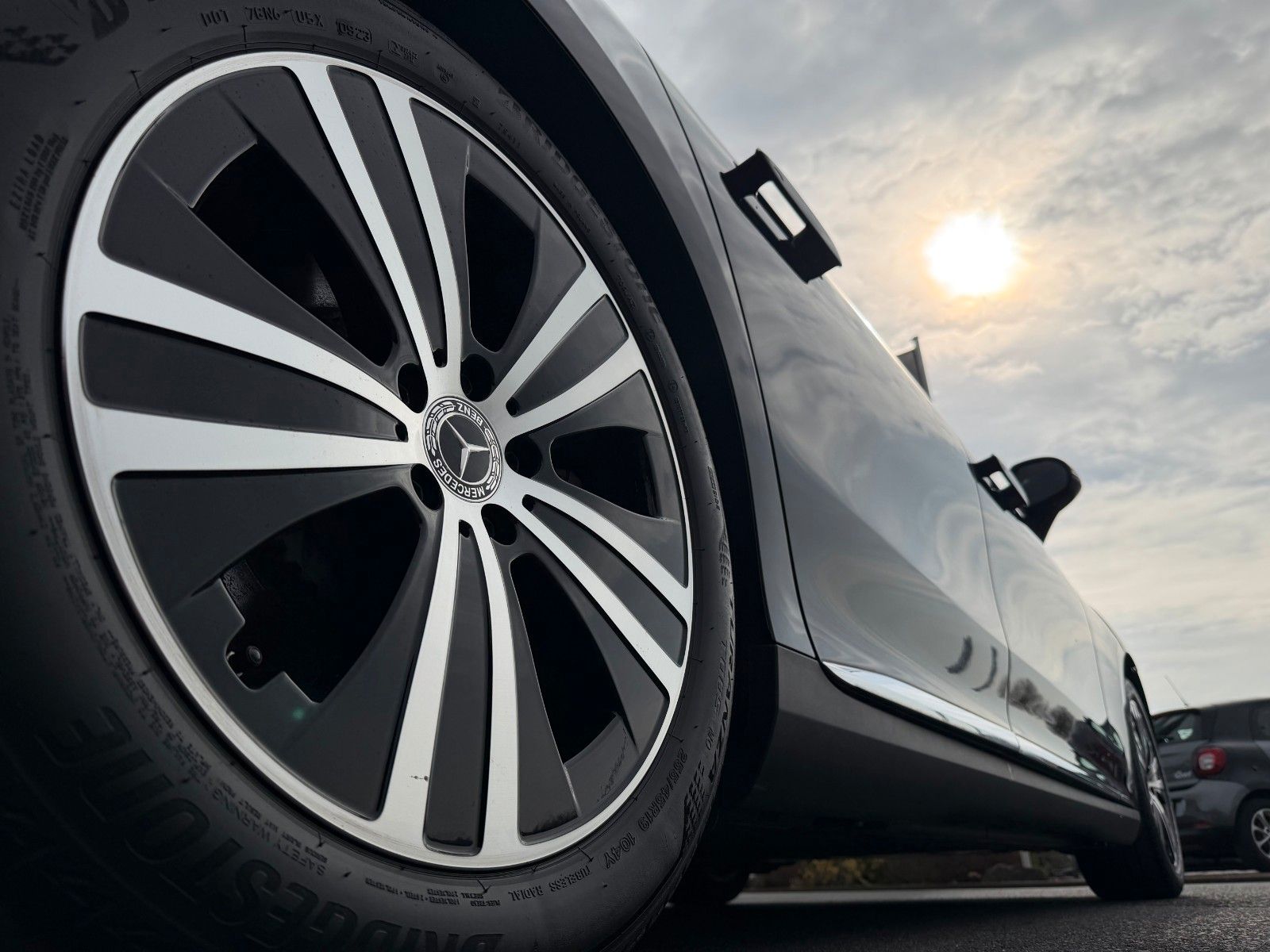 Fahrzeugabbildung Mercedes-Benz EQE 300 Avantgarde+AHK+RFK+Ambiente+HaLenkung