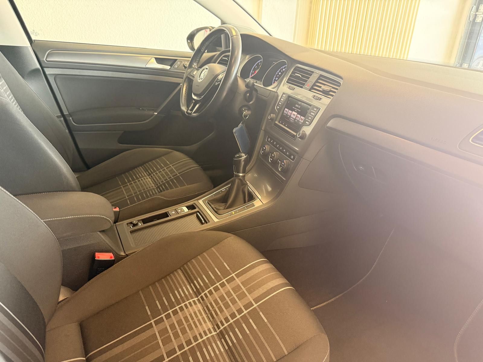 Fahrzeugabbildung Volkswagen Golf VII Lim. Lounge BMT / KLIMA / NAVI /
