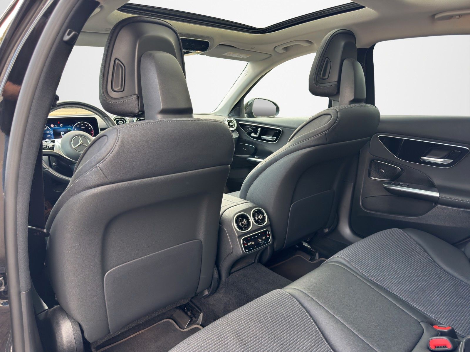 Fahrzeugabbildung Mercedes-Benz C300 4MATIC NIGHT BUSINESS PANO BUHRM MEMORY