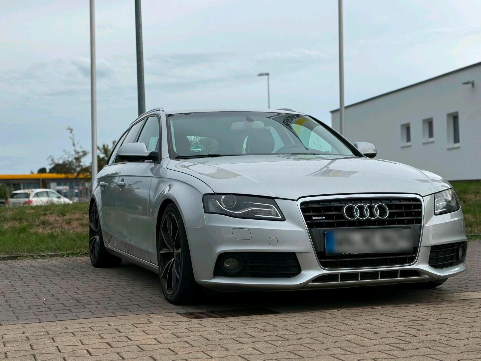 Audi A4 2009 — салон