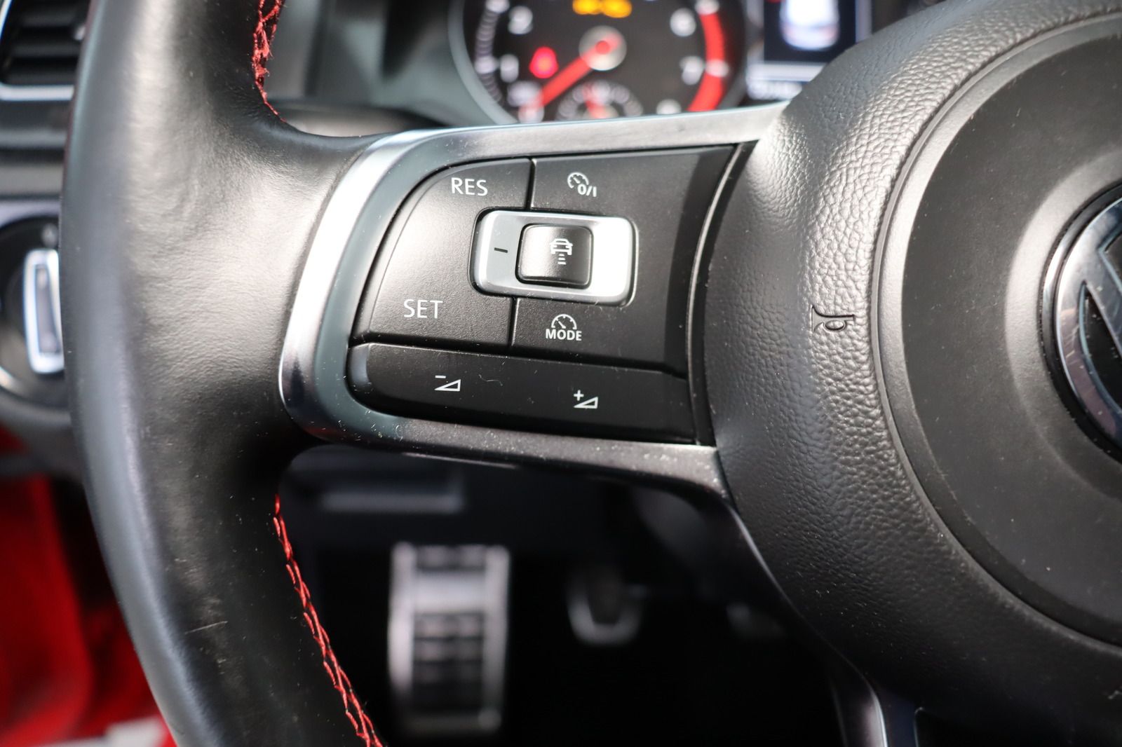 Fahrzeugabbildung Volkswagen Golf 2.0 TSI GTI * Standheizung * PDC