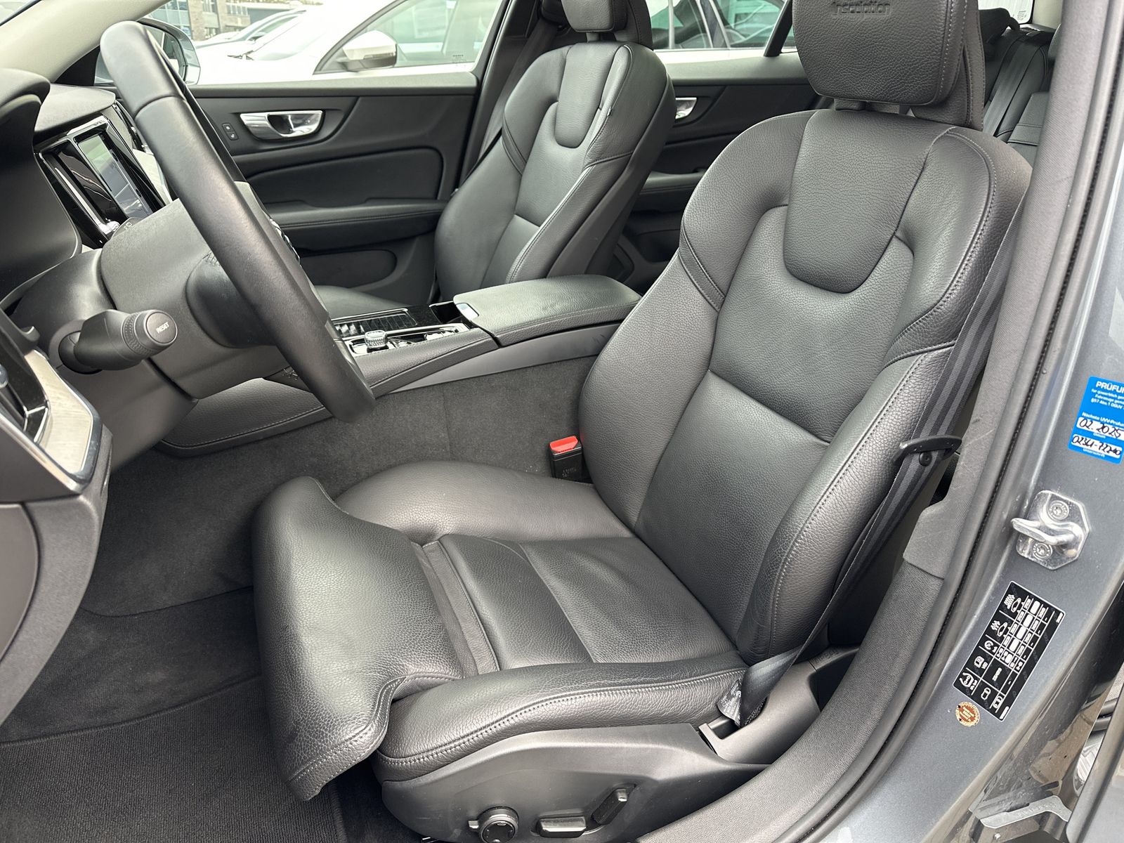 Fahrzeugabbildung Volvo V60 Inscription Hybrid AWD NAV+LED+360°+PANO+PP