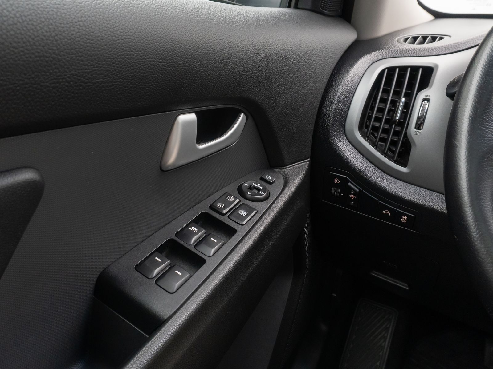 Fahrzeugabbildung Kia Sportage Attract 2WD Kamera FahrAss BremsAss LM