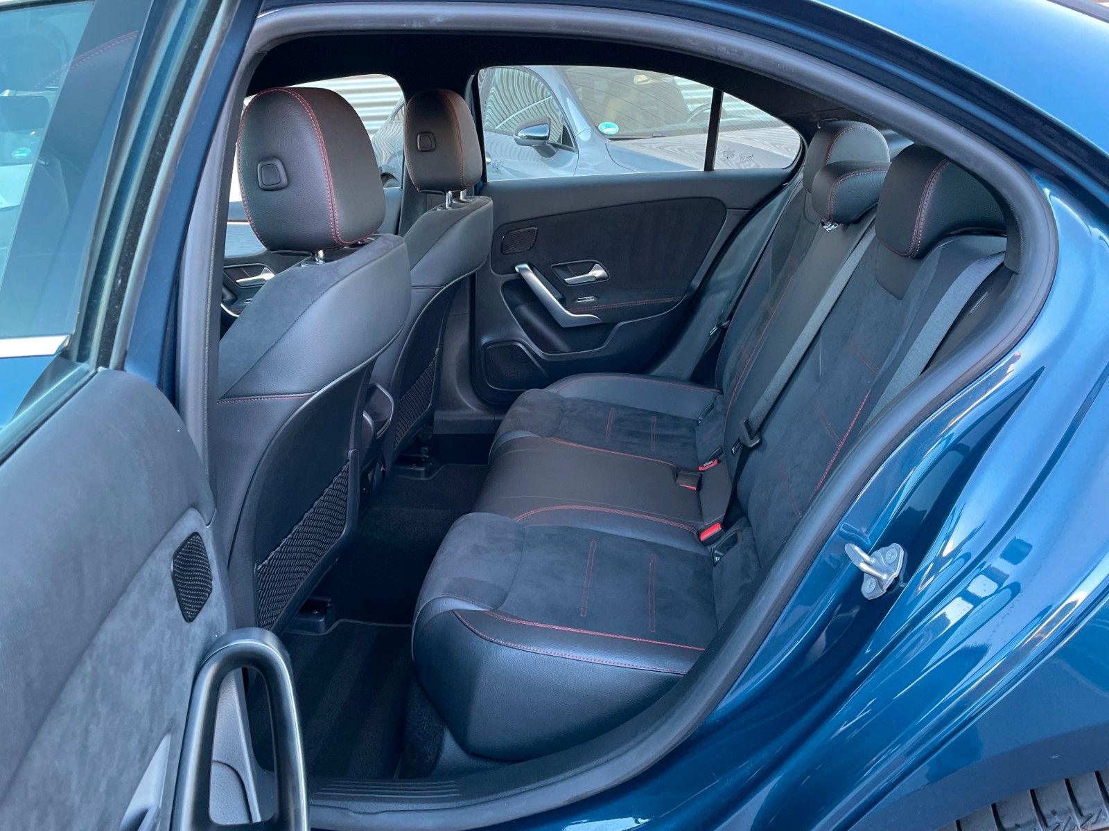 Fahrzeugabbildung Mercedes-Benz A 250e Limo+AMG+Ambiente+RFK+19Zoll+MBUX+LED+