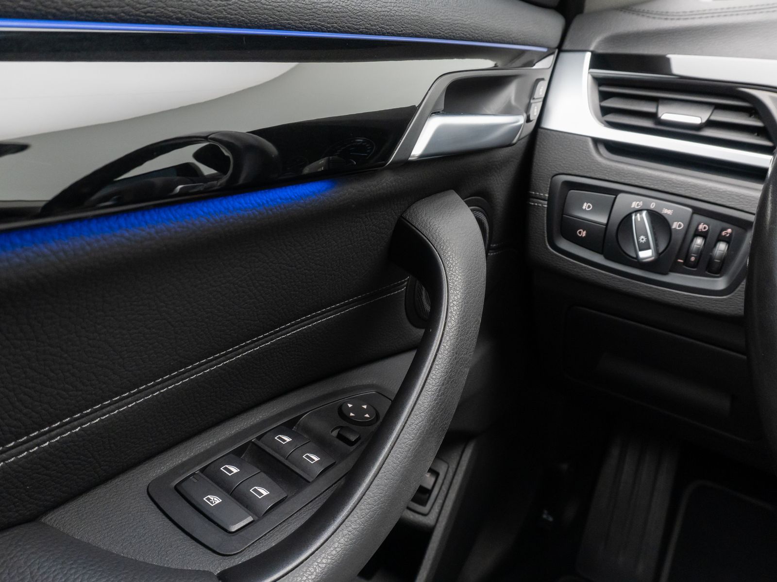 Fahrzeugabbildung BMW X1 sD20d xLine Navi+HUD Kamera DAB AHK Sportsitz