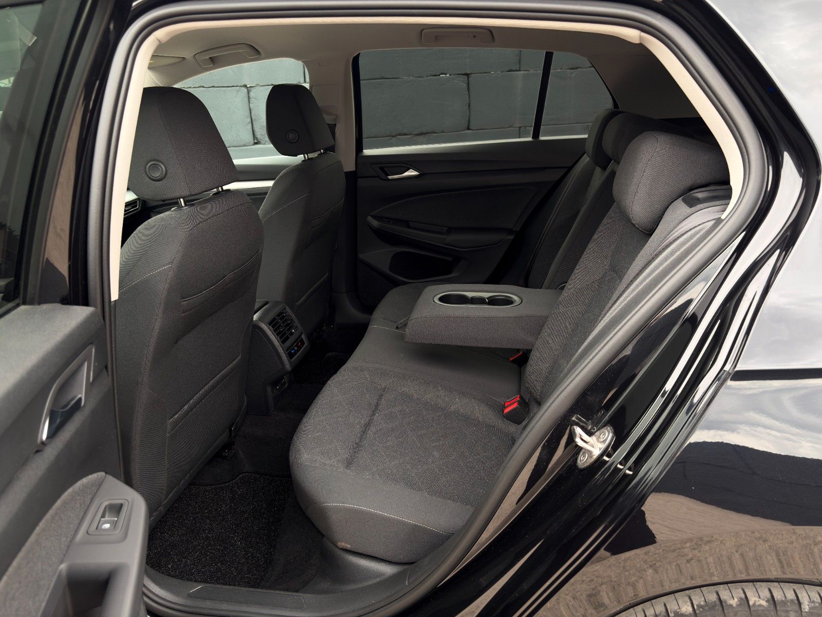 Fahrzeugabbildung Volkswagen Golf VIII Life 1.5 TSI ACC PDC NAV LHZ 3Z-KLIMA