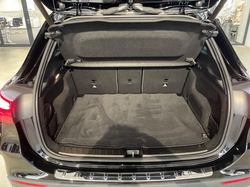 Fahrzeugabbildung Mercedes-Benz GLA 180 AMG AHK Pano LED KeyLess SHZ Sport Navi