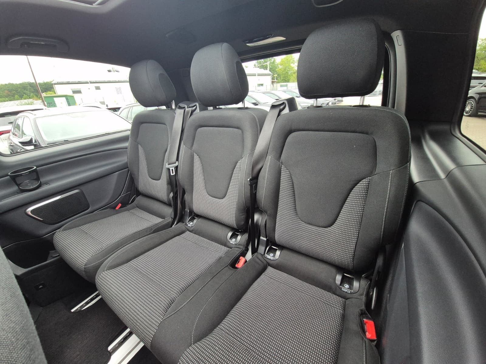 Fahrzeugabbildung Mercedes-Benz V 300 d 4MATIC lang AMG PANO*Mittelkonsole*AHK