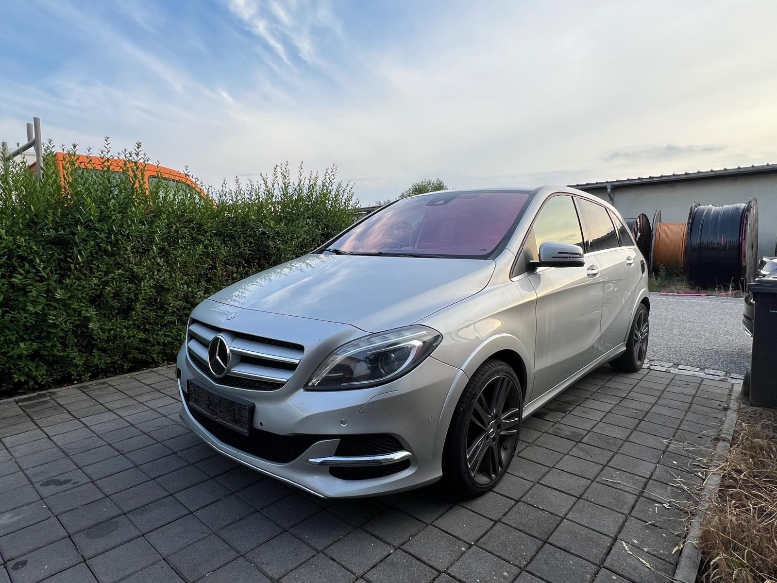 Mercedes-Benz B 250 eDrive*XENON*STHZ*NAVI*