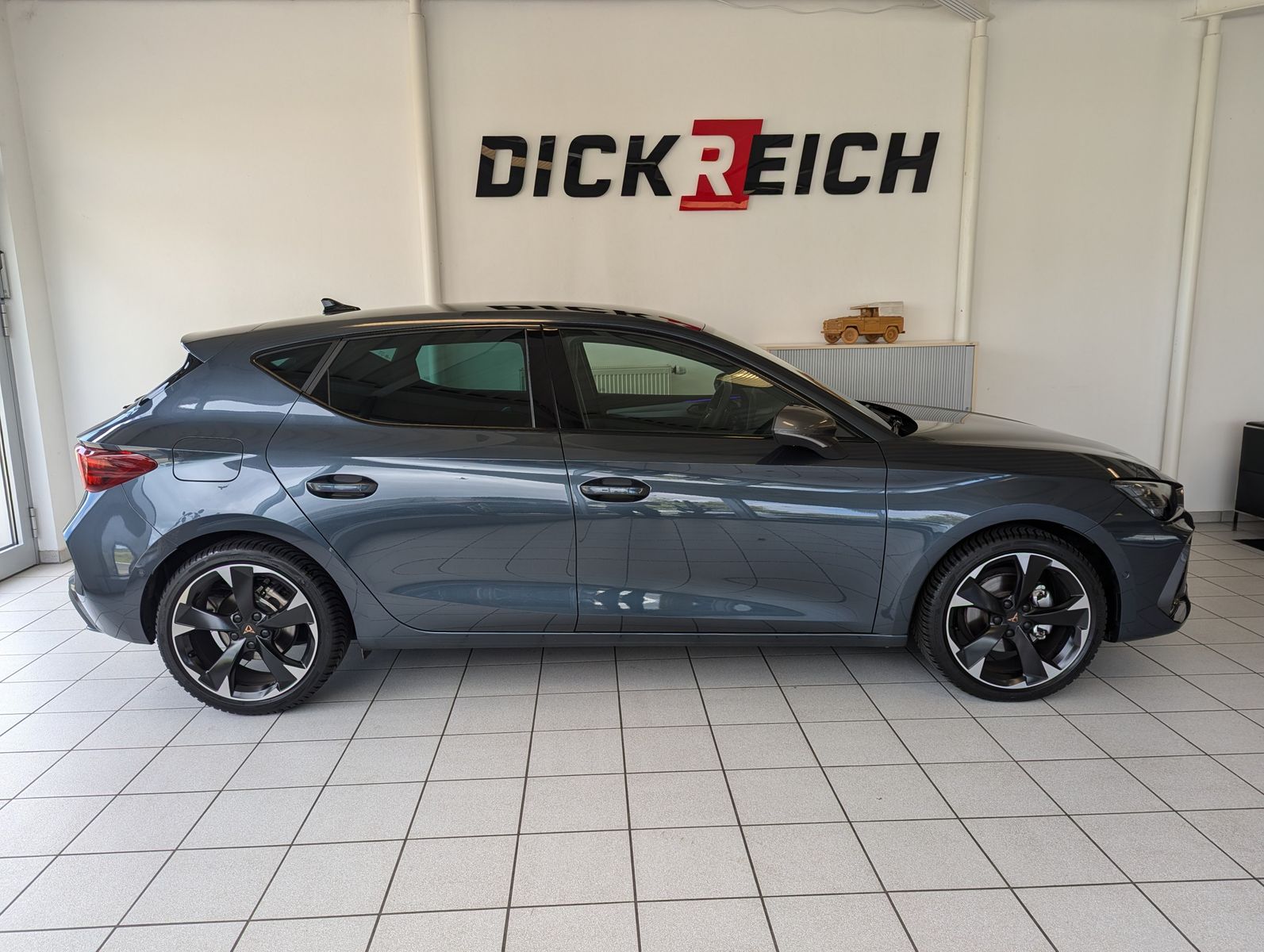 Иллюстрация автомобиля CUPRA Leon 1.5 eTSI DSG Dynamic-Edge-Assist-XL Memory