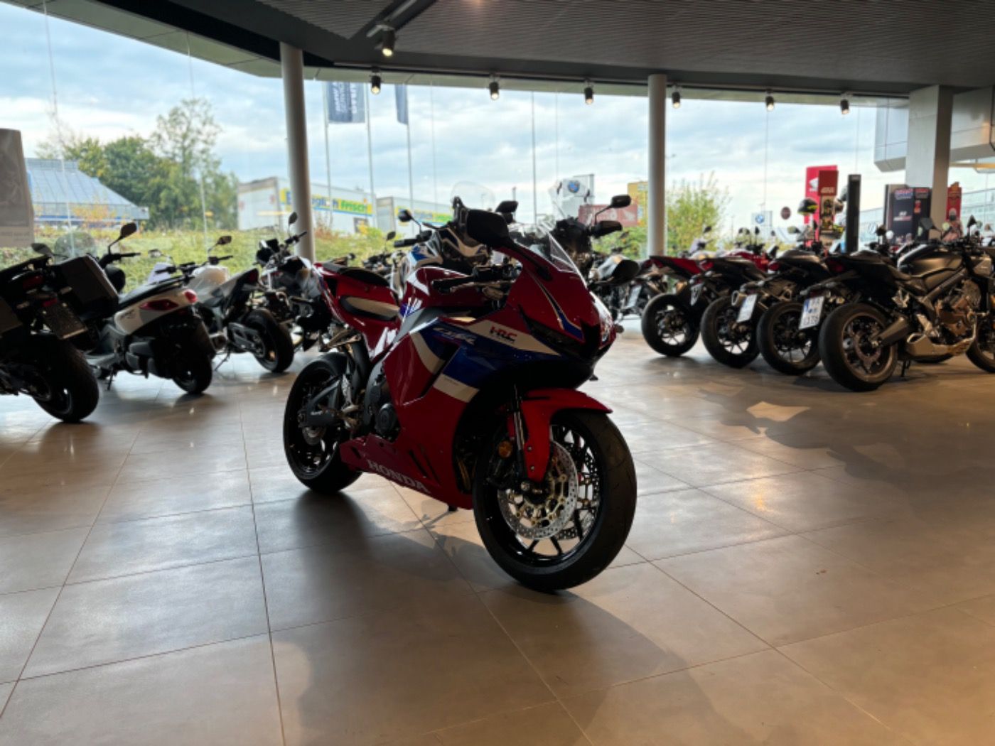 Fahrzeugabbildung Honda CBR 600 RR ab 01.08.2026 abzugeben,