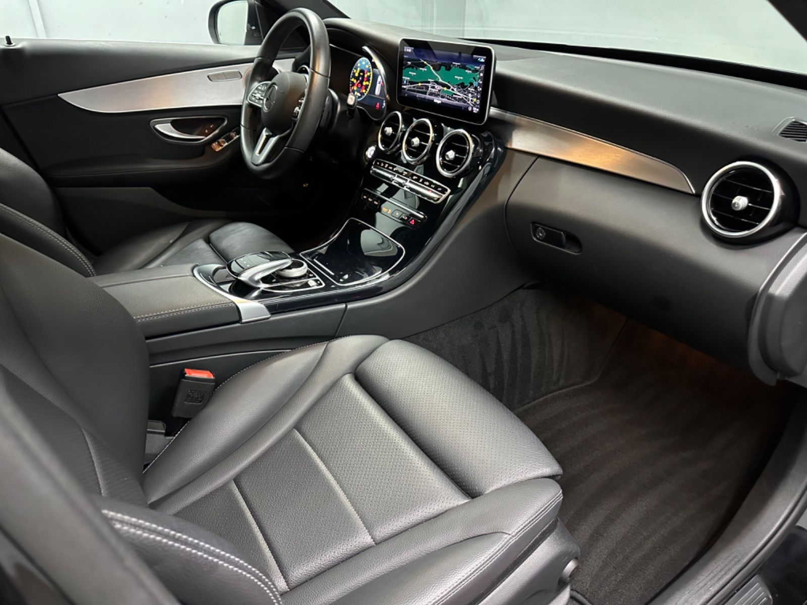 Fahrzeugabbildung Mercedes-Benz C 300 de T AVANTGARDE*DISTRO*HUD*PANO*360*AIRMAT