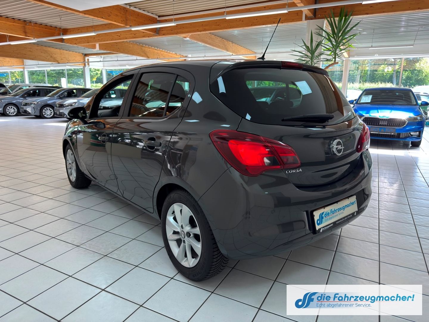 Fahrzeugabbildung Opel Corsa E drive Automati SHZ LenkradH Temp PDC Ber