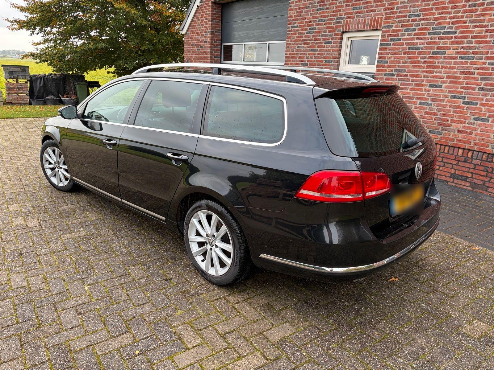 Volkswagen Passat 2011 — rear view