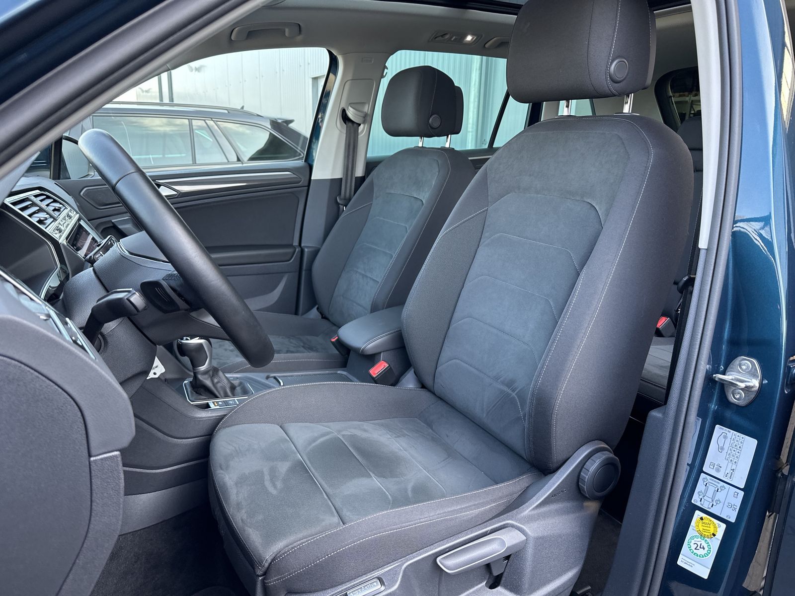 Fahrzeugabbildung Volkswagen Tiguan Elegance eHybrid NAV+LED+AHK+PANO+360°+VC