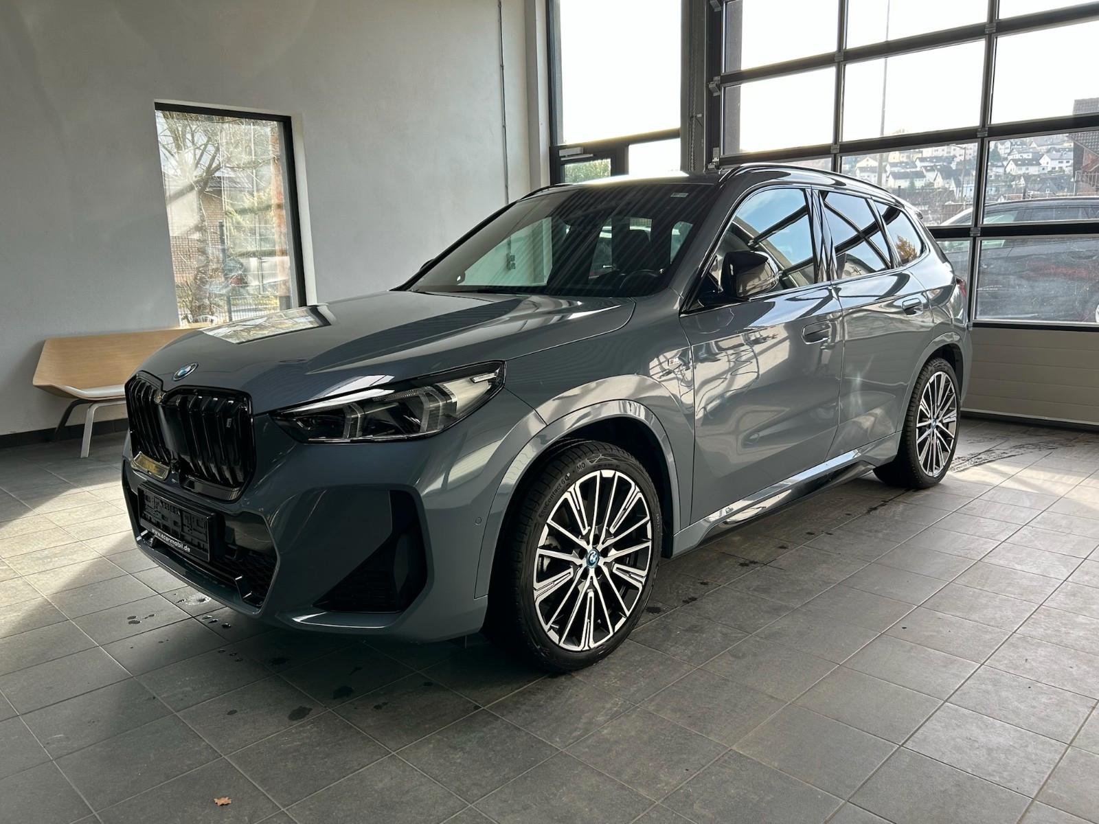 BMW iX1 30 xDrive M Sport Leder_Pano_DrivassProf_HK