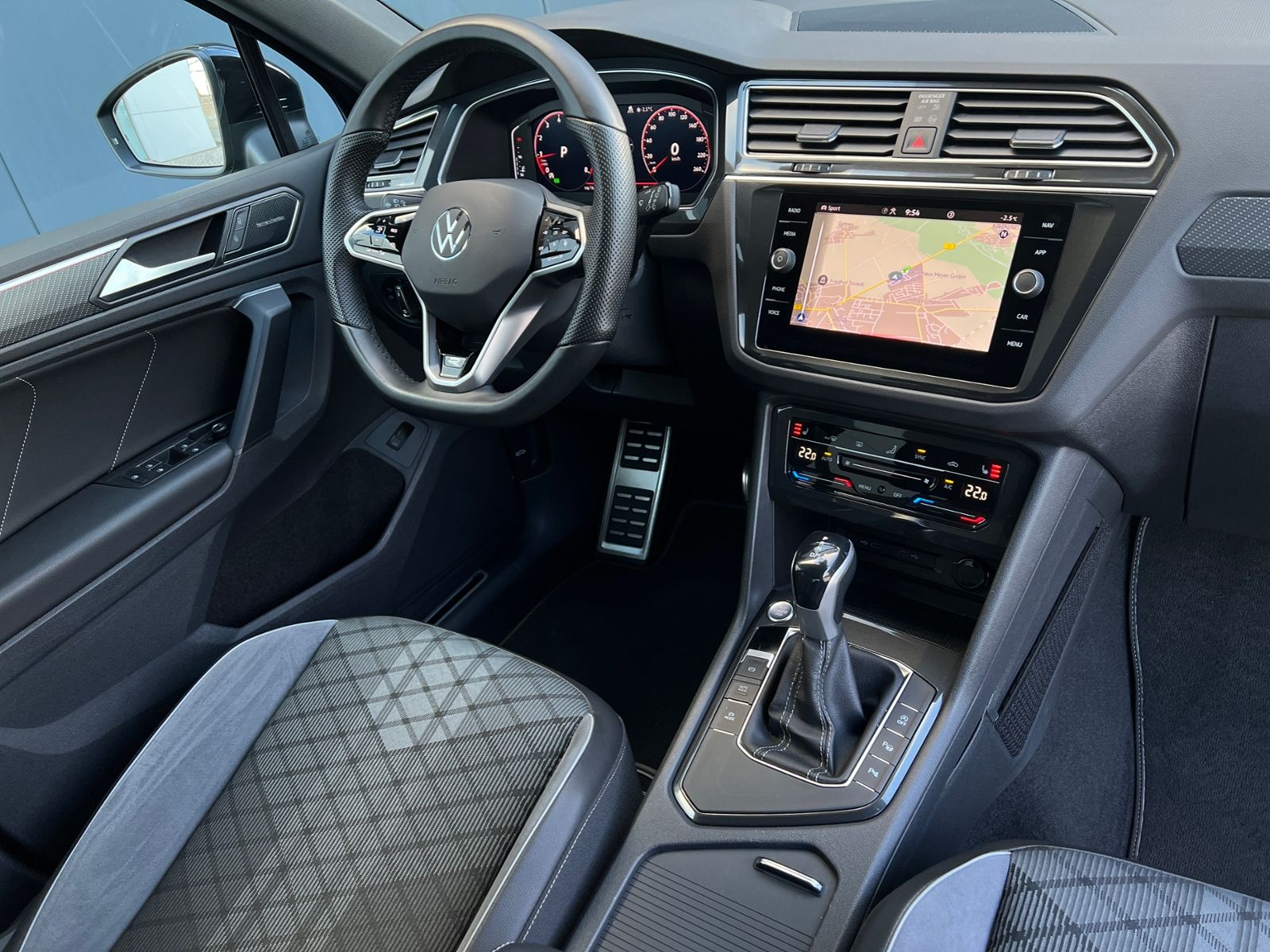 Fahrzeugabbildung Volkswagen Tiguan R-Line 1.5 TSI DSG *AHK, IQ-Light, Black