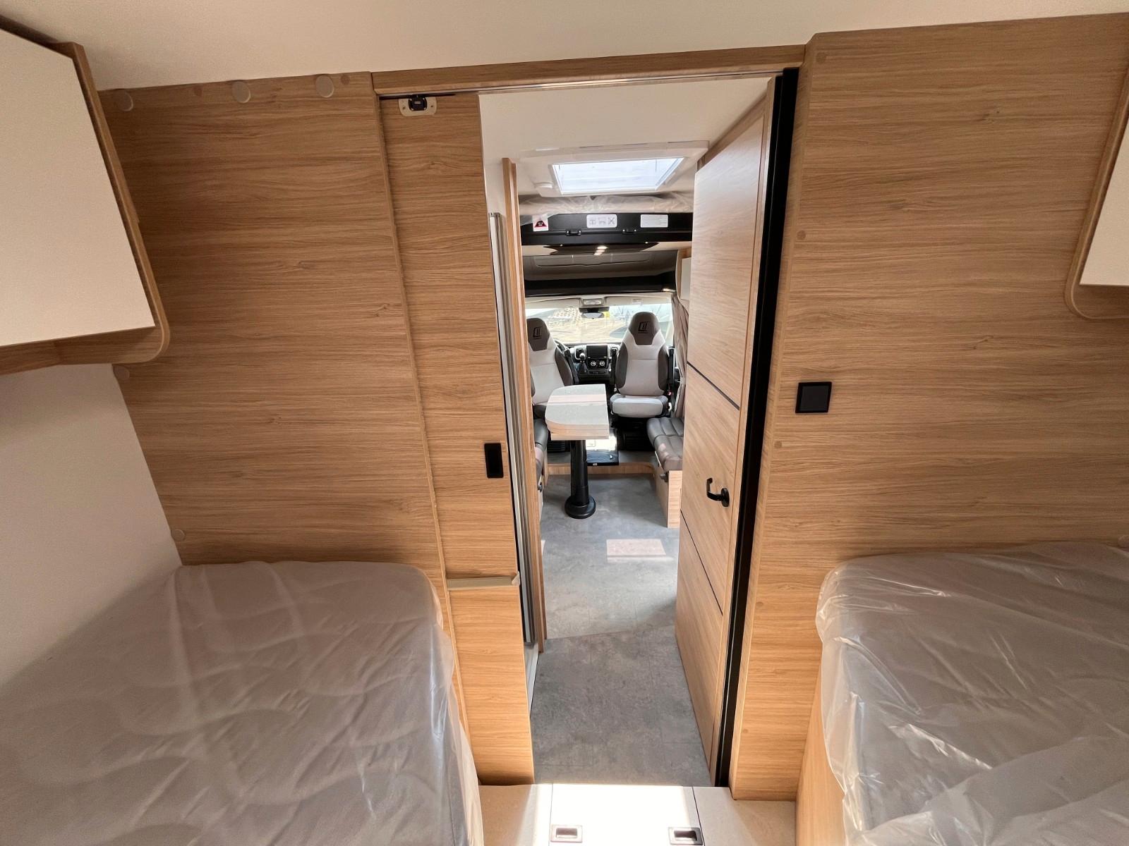 Challenger 317 Ultimate Solar Markise mit Hubbett – Foto 19 von 27