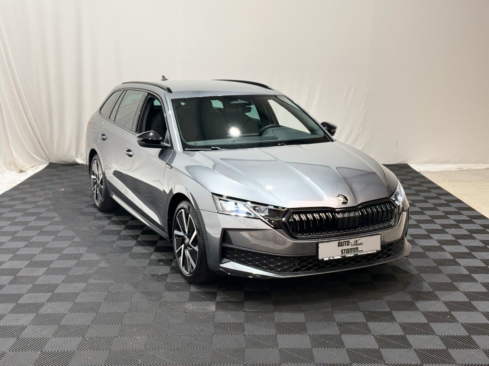 Fahrzeugabbildung SKODA Octavia Combi 2.0 TDI Sportline Infot. Paket