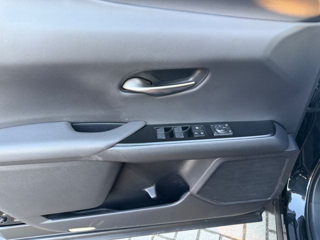 Lexus UX 250 h Launch Edition