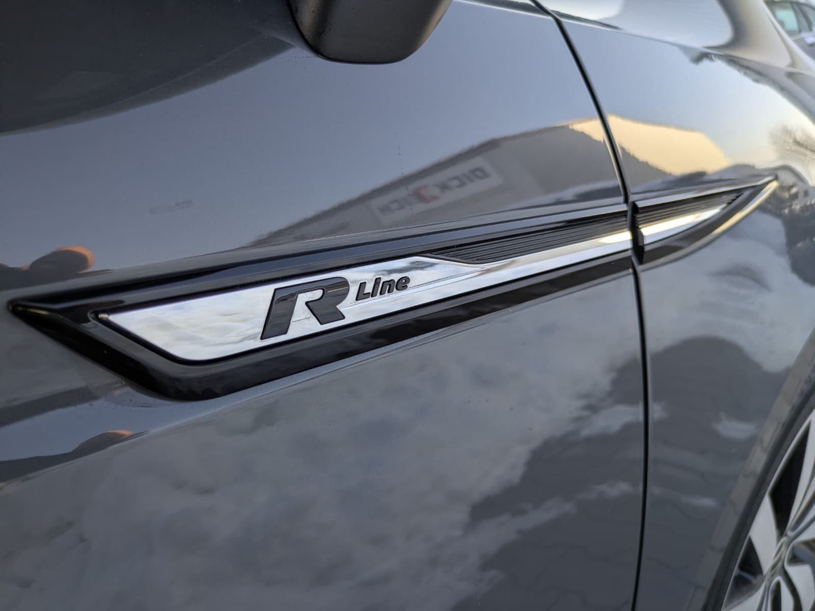 Fahrzeugabbildung Volkswagen Touran 2.0 DSG R-Line High BLACK Pano 7Si IQ AHK