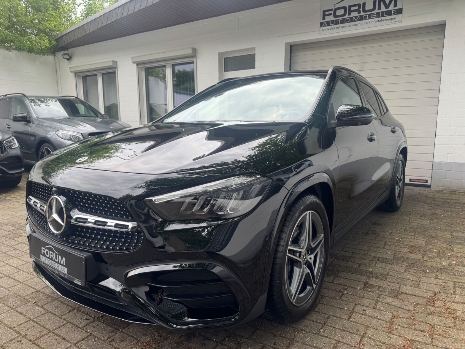 MERCEDES-BENZ GLA 200 AMG Line Edition Panorama 360° LED AHK