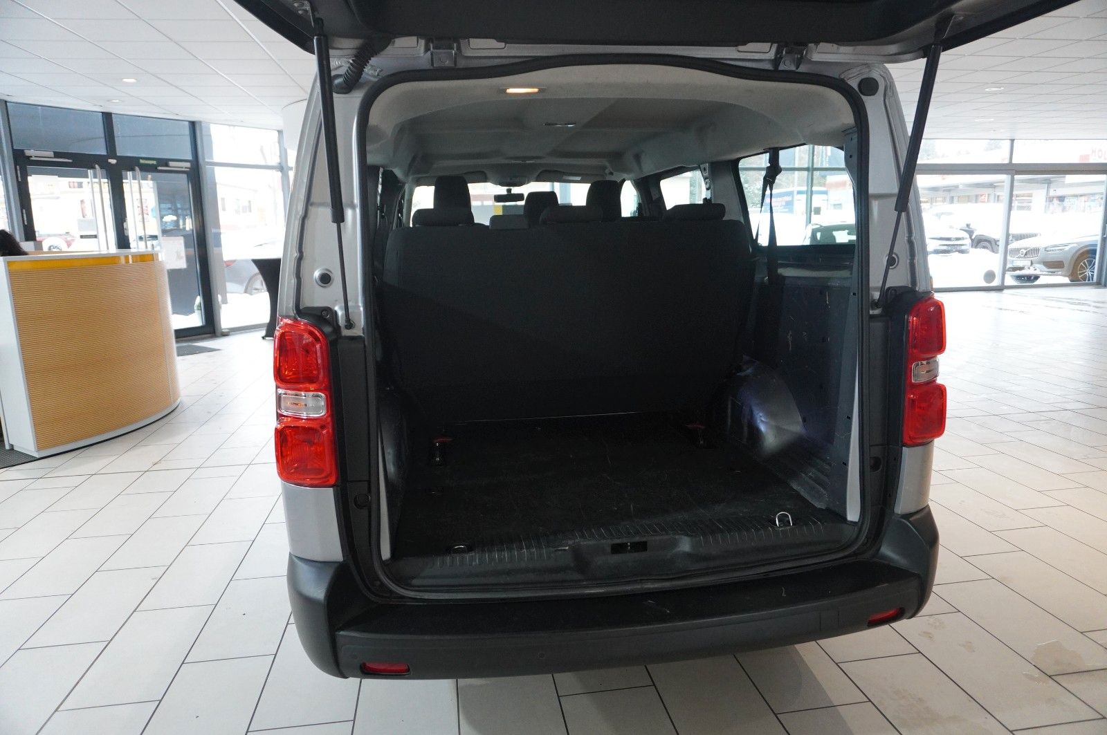 Fahrzeugabbildung Opel Vivaro C Kombi 2.0D "L" 9-SITZER NAVI/TEMP./DAB+