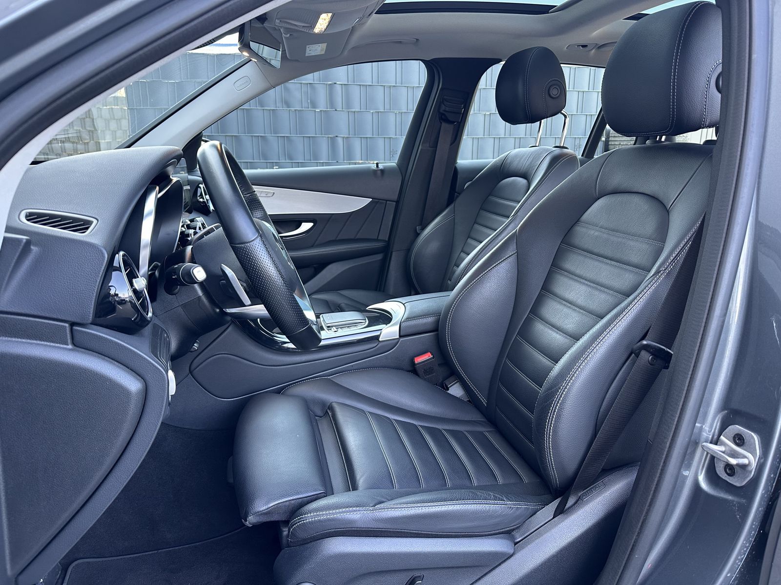 Fahrzeugabbildung Mercedes-Benz GLC 220d 4Matic AMG-Line NAV+LED+AHK+PANO+360°