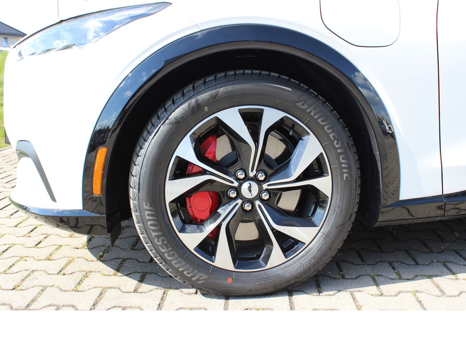 Fahrzeugabbildung Ford Mustang Mach-E AWD