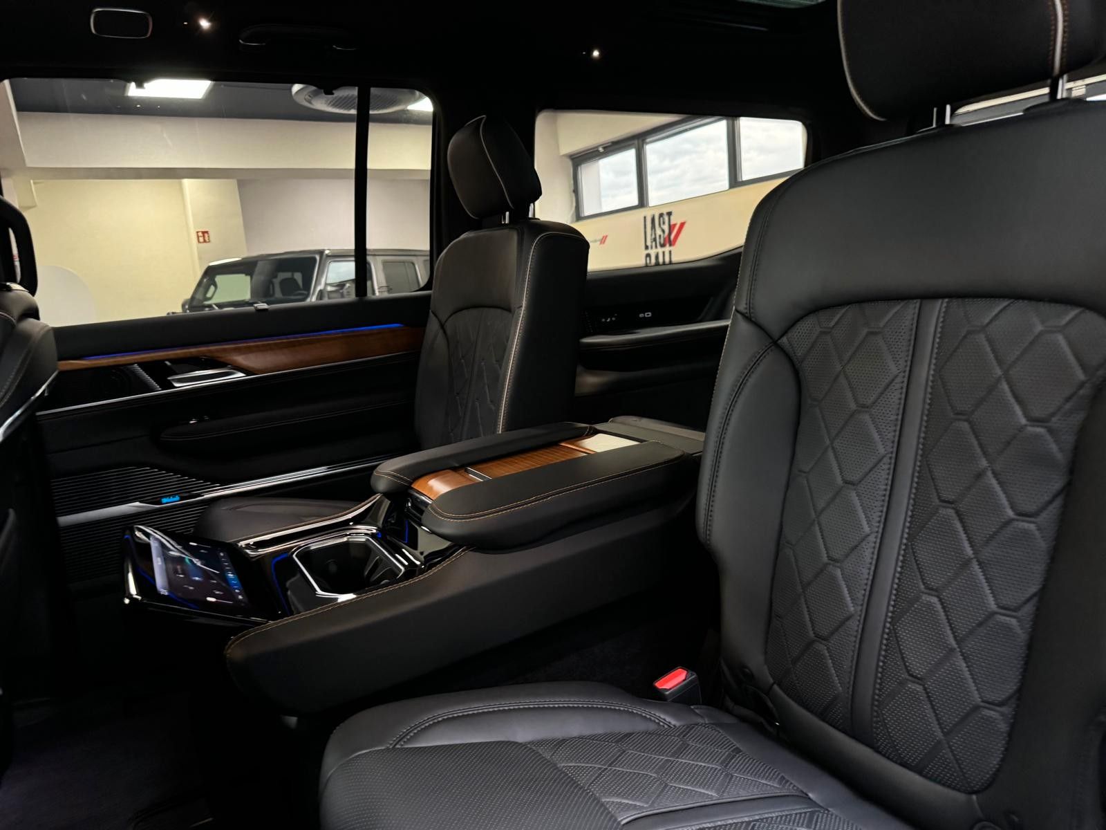 Fahrzeugabbildung Jeep GRAND WAGONEER SER. III BLACK LINE-24"6.4L V-8 .