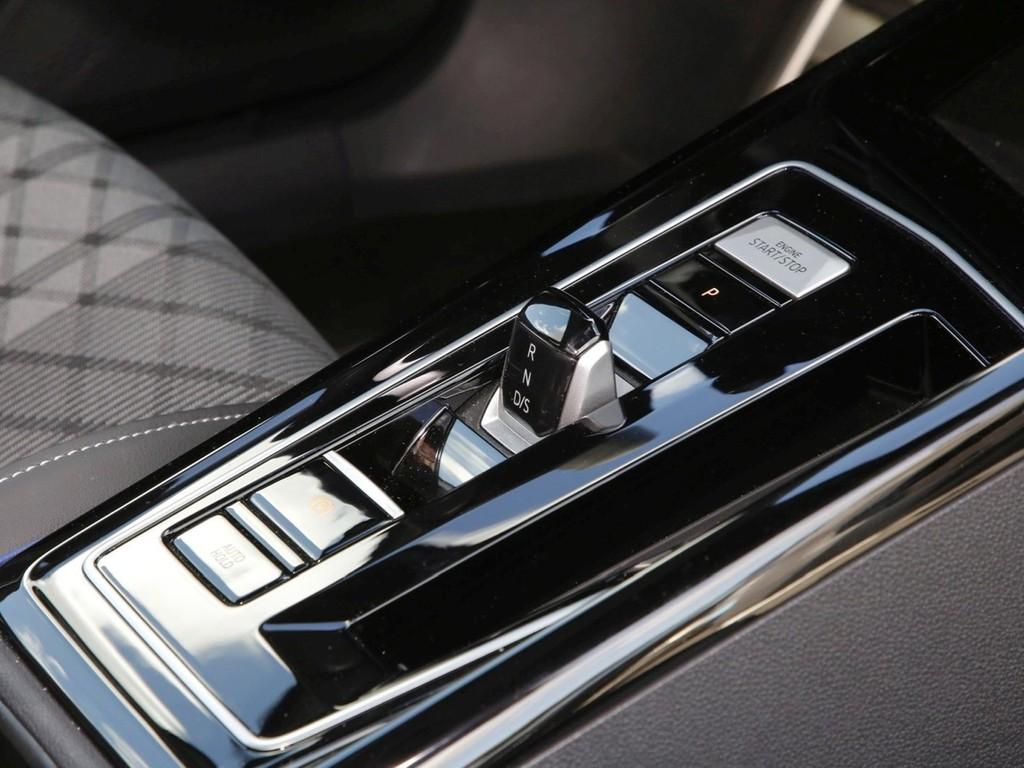 Volkswagen Golf VIII Lim.1.5 eTSI DSG Black Style R-Line, миниатюра 10