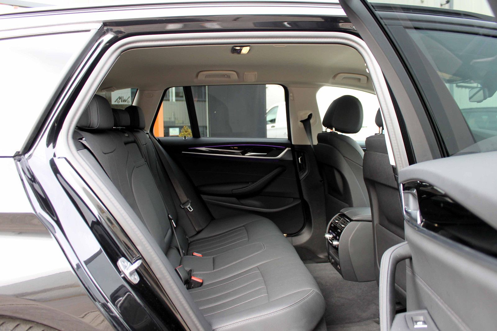 Fahrzeugabbildung BMW 530d xDrive Touring ACC LED HUD KAM BT NAV AMBI