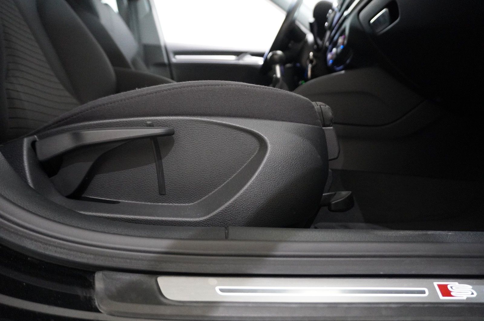 Fahrzeugabbildung Audi A3 Sportback 30 TDI S-LINE NAVI/LED/SH/SPORT/PDC