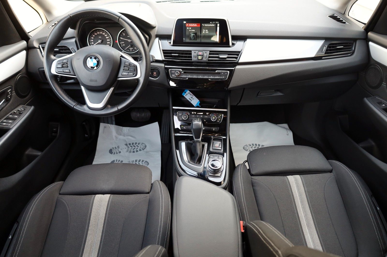 Fahrzeugabbildung BMW 218iA Advantage Active Tourer Navi,LED,SH,PDC