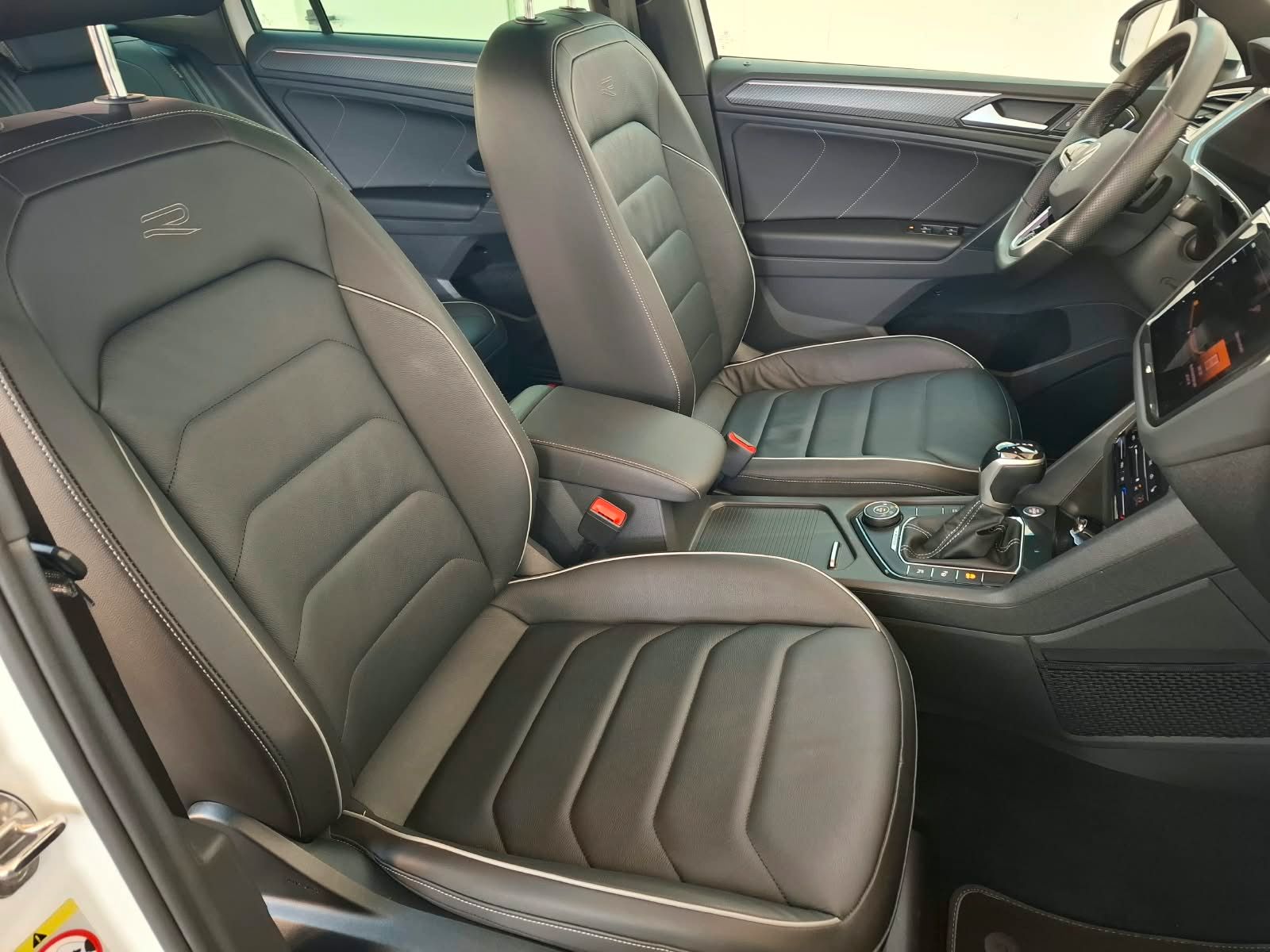 Fahrzeugabbildung Volkswagen Tiguan R-Line 2,0 TSI DSG 4Motion + IQ.Light LED