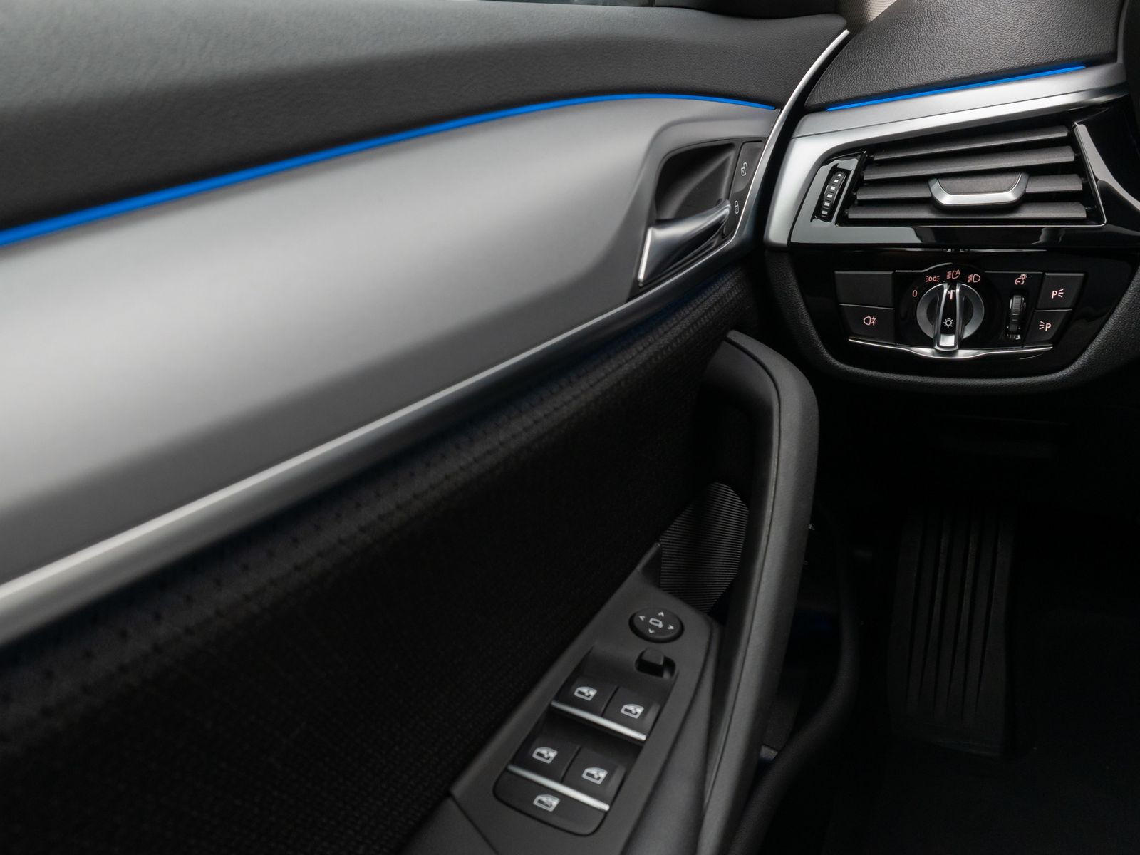 Fahrzeugabbildung BMW 530e HUD DAB HiFi CockPitPro PDC Komfort Alarm