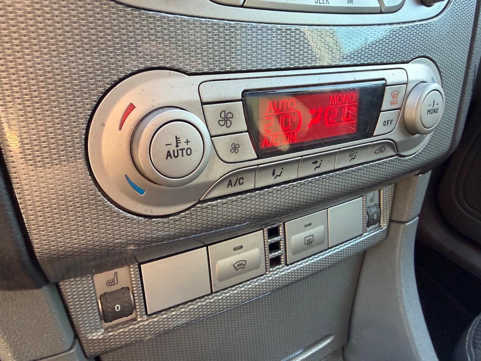Ford Focus 2010 — photo 14