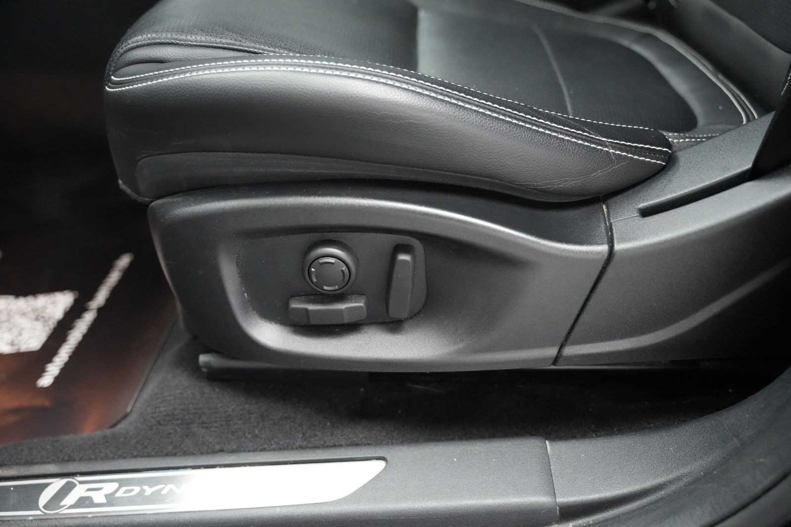 Fahrzeugabbildung Jaguar E-PACE R-Dynamic SE *Meridian*Memory*Virtual*ACC