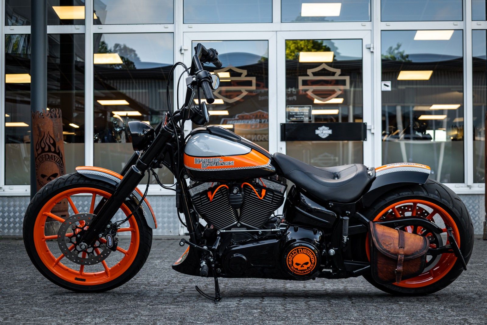 Fahrzeugabbildung Harley-Davidson FXSB Breakout 103 - Kesstech/Airride/Heckumbau -