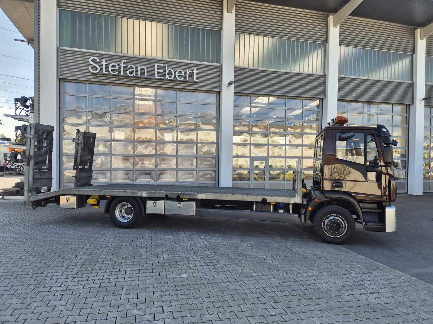 Fahrzeugabbildung Iveco Eurocargo ML140E25/P Maschinentransporter Winde