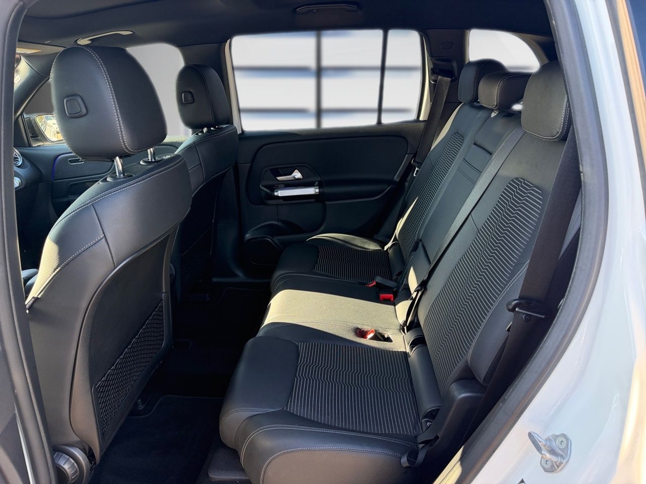 Fahrzeugabbildung Mercedes-Benz EQB 300 4M PROGRESSIVE+BONUS+PANO+NIGHT+LED+4WD