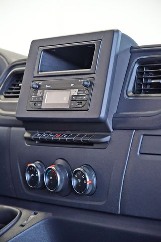 Fahrzeugabbildung Renault Master dCi 145 Doka Pritsche Klima 7-Sitzer#T216
