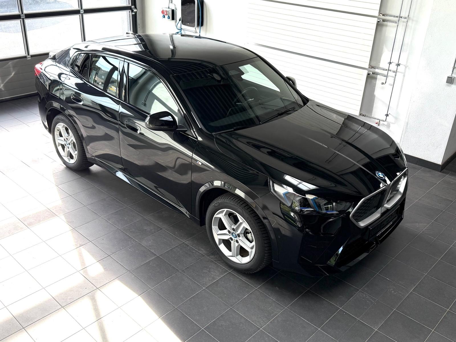 BMW iX2 20 eDrive M Sport AHK_HarmKard_Massage_eSitz